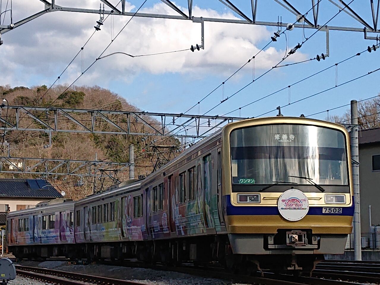 窓ガラスとかまでラッピングしてる電車 : ITaSEの詰め込み箱