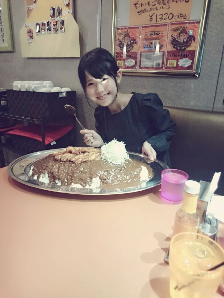 大食いタレントのおごせ綾さん 女性 金沢カレー ゴールドカレー の4kgカレーを完食 食速 いただきます 大食いタレントのおごせ綾さん 女性 金沢カレー ゴールドカレー の4kgカレーを完食 食速 いただきます