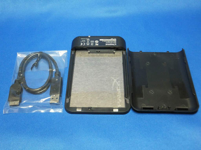 キットに付属するUSB3.0対応の外付け用ケース