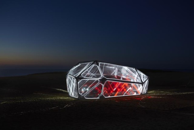 第二弾:鳥取砂丘に新型Audi TTを模した近未来型モニュメントを限定展示