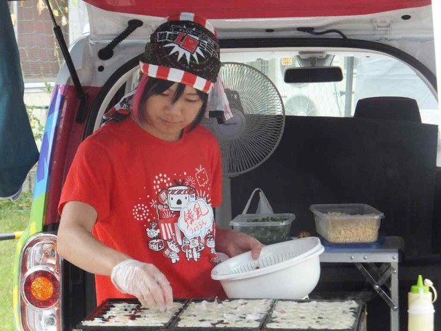 すらっと並んだユーザーの行列のために黙々とたこ焼きを焼く繚乱氏。