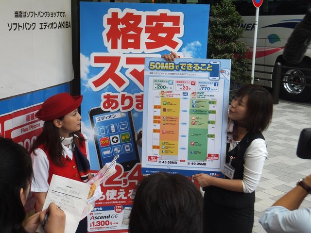 特定の容量でどんなことが可能かを説明する販売員の八木さん