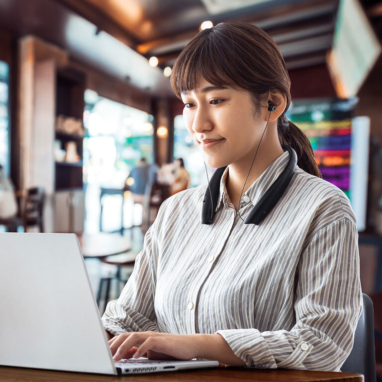 ウェアラブルネックスピーカーとネックバンドイヤホン 2通りで使えるbluetoothヘッドセット ニコニコニュース