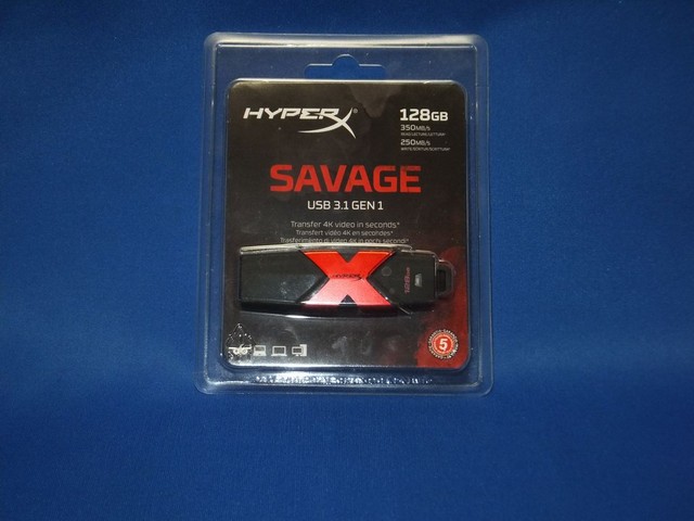 いまどきのUSBメモリにしては大きめ。HyperXのXをあしらったロゴが目立つ。