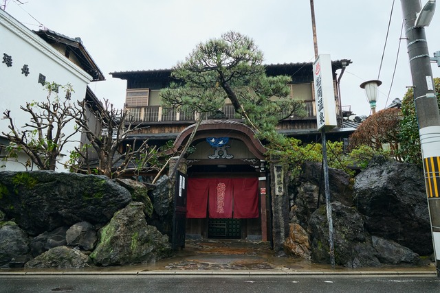 レトロな外観の「船岡温泉」