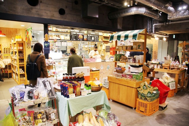 「かまパン＆フレンズ＜ナチュラル物産館＞」の店頭。