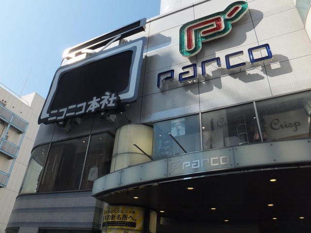 パルコ正面に設置された巨大テレビちゃんモニター(まだ非点灯)