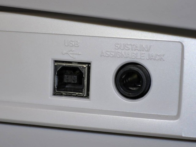 CASIO 光ナビゲーションキーボード「LK-211」の背面には、接続用のUSB端子がある。