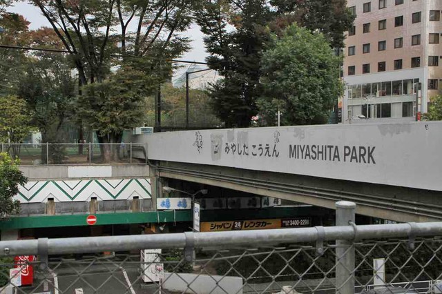 見つけたっ! 宮下公園だ! MIYASHITAの文字にSHITが入っている。