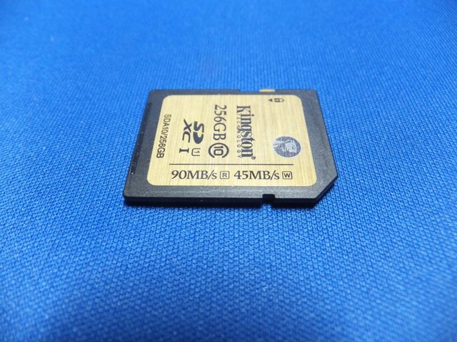 メモリーカード本体上に読み込み90MB/秒、書き込み45MB/秒と書かれている。