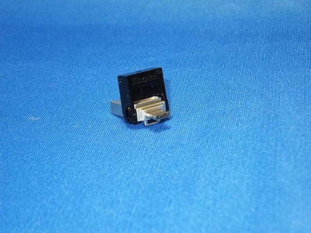 キャップ部分を回転させると隠れていたmicroUSB端子が表れる。
