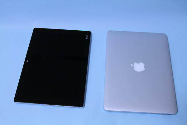 筆者所有の12インチ Macbook Proと比べる。大体同じ大きさで、重量もほぼ同じだがパフォーマンスはVAIOが優れている 