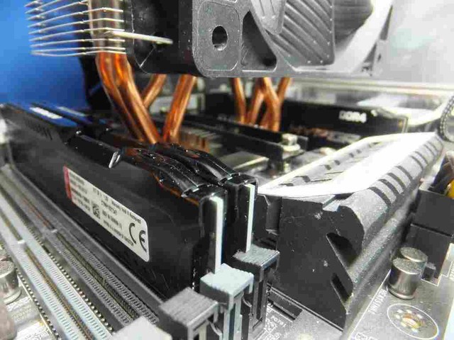 大きめのCPUクーラーのシステムでも余裕で装着できる。