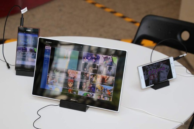 タッチ&トライコーナー、スマホやタブレットと対応端末が用意されている。