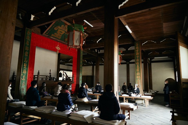 朝の坐禅の様子