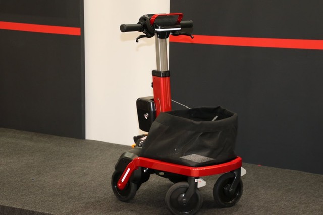 高齢者が利用する「ロボットアシストウォーカーRT.1」