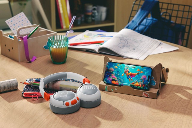 LS_JBL_JR 470NC_Lifestyle Image_Grey_Stand