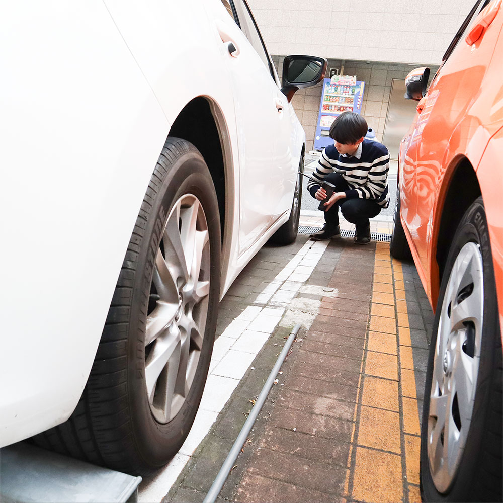 ボタン1つで車のタイヤの空気入れができる 充電式空気入れ 電動エアコンプレッサーmini