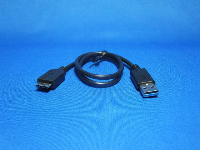 USB3.0専用のケーブルが必要になる。