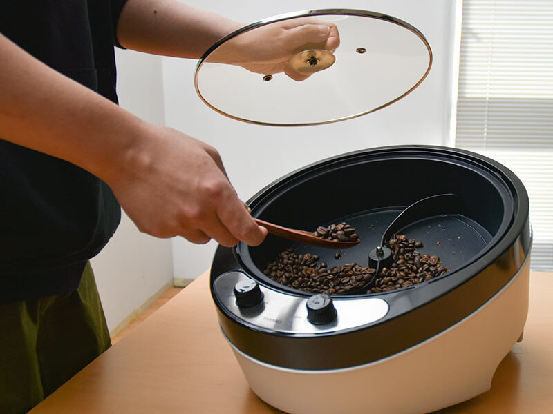 45度の傾斜と回転羽根で、混ぜながらコーヒー豆を焙煎できる！『ムラ