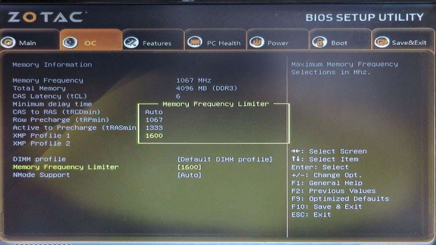 「BIOS SETUP UTILITY」で、1600MHz/1333MHz/1067MHzに設定できる