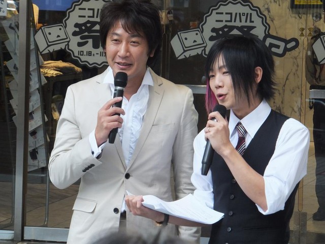 ニコニコのイベントでは欠かせないMCの二人、ニワンゴ杉本社長、百花繚乱氏