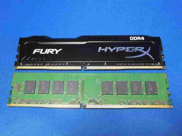 HyperX Furyロゴと「DDR4」の文字。下は無印のDDR4メモリー