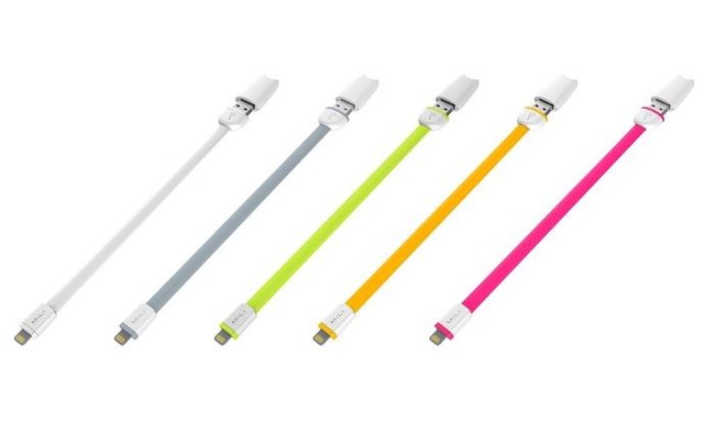 使うときは、このようにフラットケーブルのLightningケーブルになる。