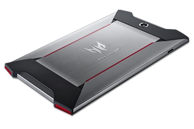 背面から見た「Predator 8 GT-810」
