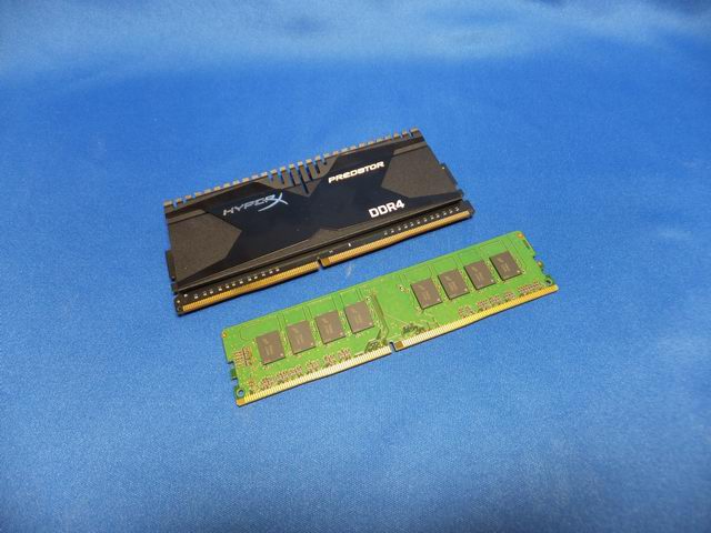 上がHyperX PREDATOR DDR4、下が無印のDDR 4メモリー