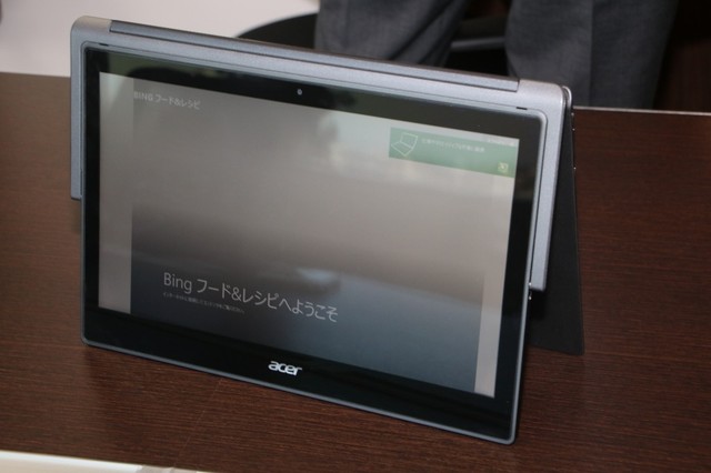 ノートPC「Aspire R 13」なら、飛行機のテーブルでも無理なく立てて使える。