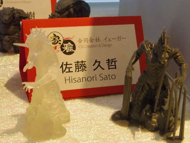 このような繊細な造形物が下半身から上下反転されて作られていく。過程を見ていれば、さながら悪魔召喚の儀式