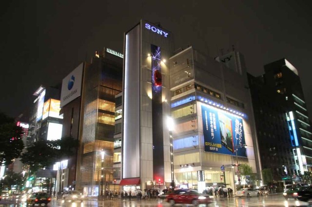 銀座ソニービルの壁面に、約30mのLEDで構成された滑走路を建築した