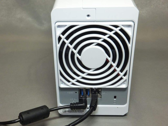 ACアダプターとLANケーブルを接続して電源投入後にセットアップを行う。