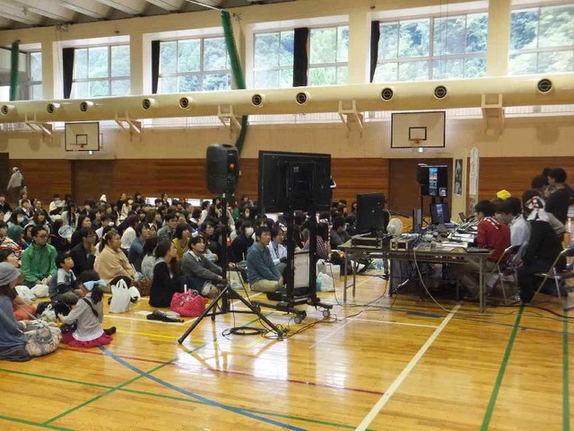 体育館に集まった人々