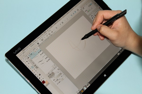 専用スタイラスペンを画面に走らせる。レスポンスが良く、誤動作は使用中には見られなかった 