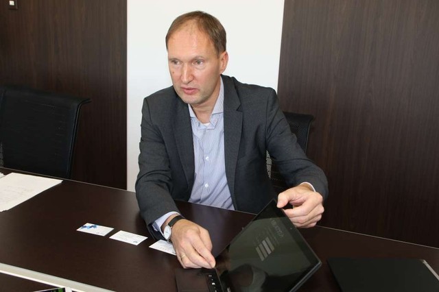 ノートPC「Aspire R 13」について熱く語る、Acer CMOのMaarten Schellekens氏