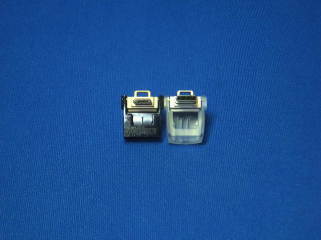 キャップを回転させると隠れていた端子が表れる。右がType-Cコネクタ