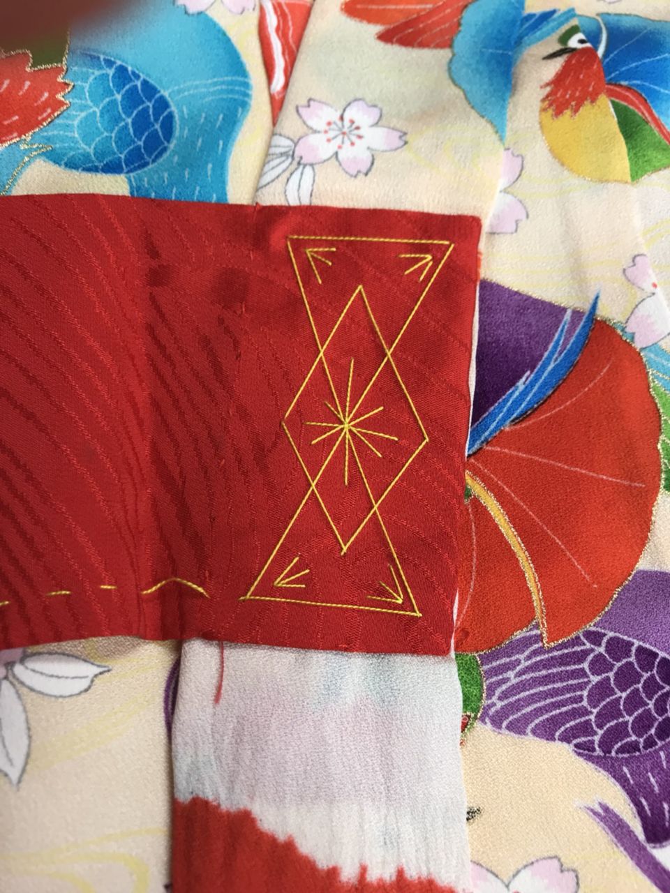 着物クリーニングで来た子供用祝い着の飾り紐 カザリヒモ 着物クリーニング 着物染み抜き 着物丸洗い 飾り紐 着物染み抜き専科 着物 しみぬき専科