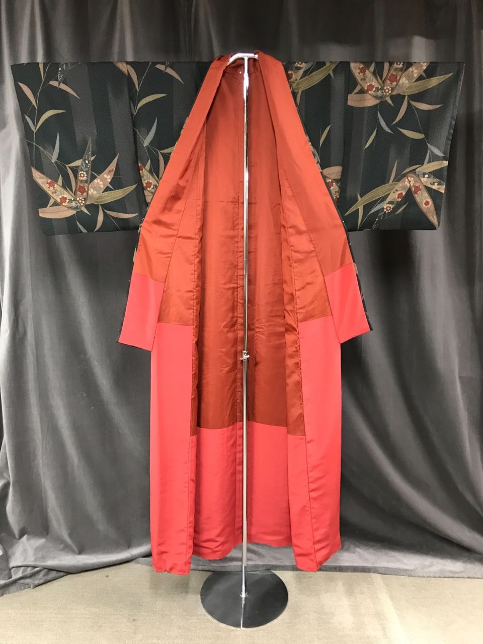裏地の八掛けと胴裏が赤色で統一された着物のクリーニング 着物クリーニング 着物染み抜き 着物染み抜き専科 着物しみぬき専科