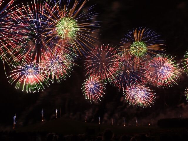 夏の風物詩が3年ぶりに復活 幕張海浜公園 で 幕張ビーチ花火フェスタ 開催 8月6日 市民招待席 申込受付中 6月日 ちば通信 千葉県千葉市の地域情報サイト