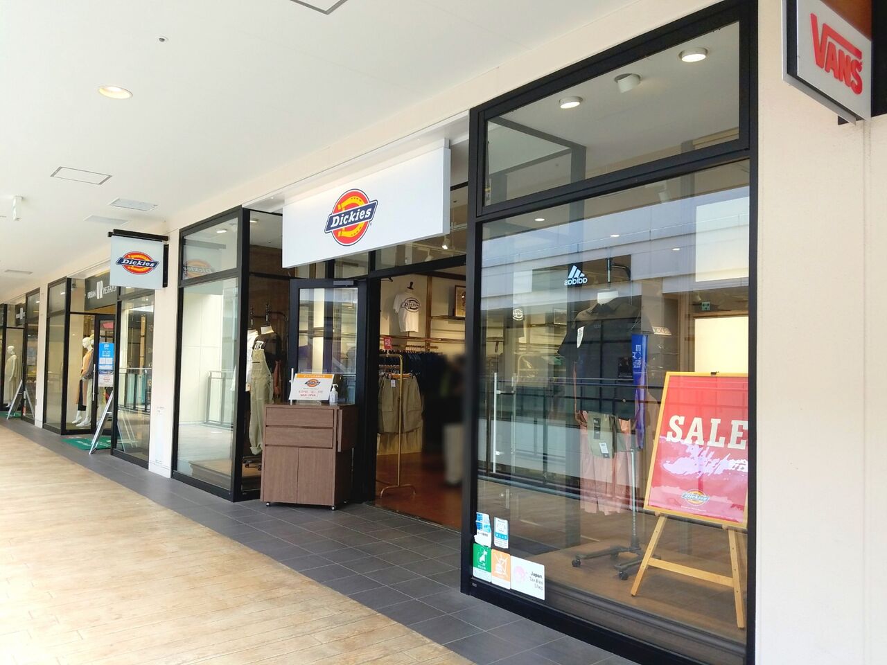 美浜区ひび野 三井アウトレットパーク幕張 にアパレルショップ Dickies Outlet Store ディッキーズ アウトレット ストア がオープンしてる ちば通信 千葉県千葉市の地域情報サイト