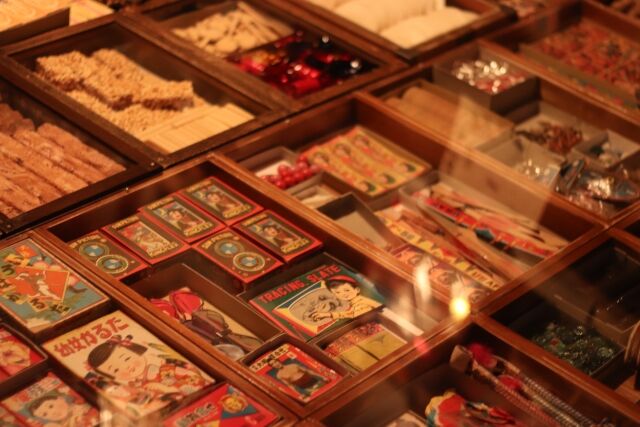 群馬県立土屋文明記念文学館』で第123回記念展『ふしぎ駄菓子屋 群馬県立土屋文明記念文学館』で第123回記念展『ふしぎ駄菓子屋