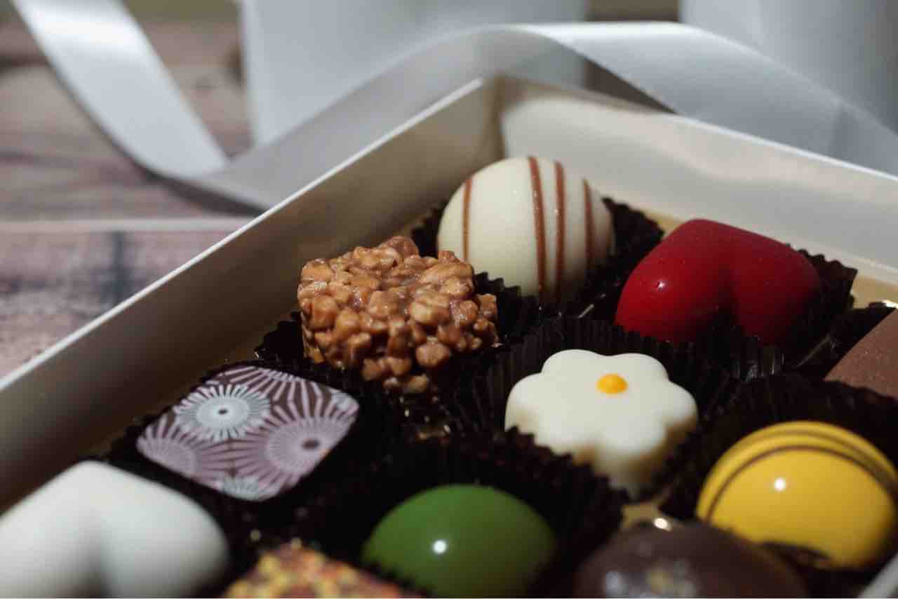 【Fate】タペストリー 雛美露白蓮華(CHOCO) チョコレート・ショップ中古 Fate】タペストリー 雛美露白蓮華(CHOCO) チョコレート