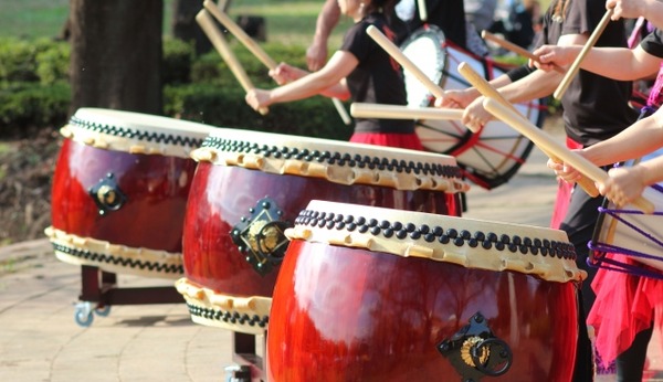 ひょっとこ踊りや太鼓の演奏を楽しむ！抽選会も！『高柴デコ屋敷』で『第26回 高柴デコ祭り』開催！5月26日。