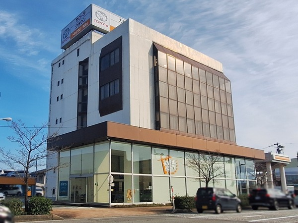 トヨタカローラ富山本店2