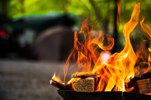 焚き火で暖まろう2