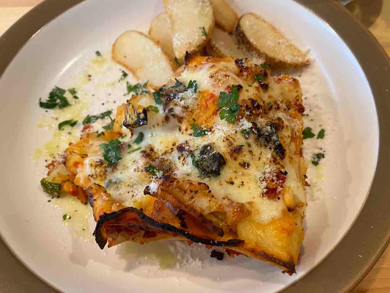 太白区向山にオープンした『three meals a day（スリー ミールズ ア デイ）』で『森林鶏とモッツァレラのラザニア』食べてみた
