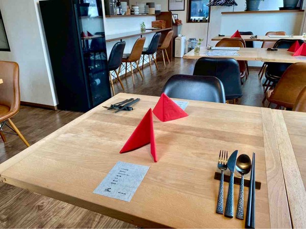 UNE HUIT（アンユイット）