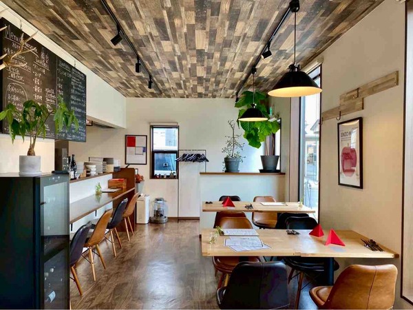 UNE HUIT（アンユイット）